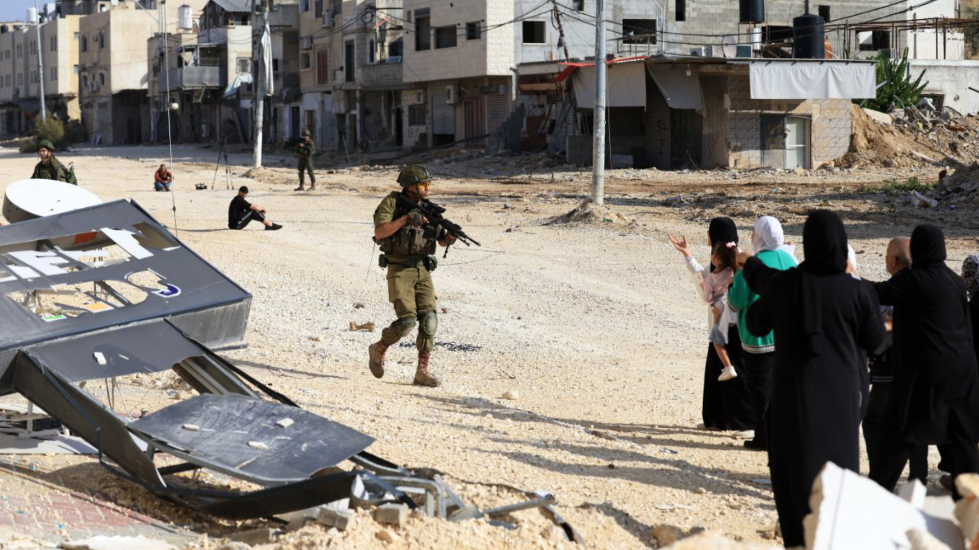 SajibKH/আল জাজিরার ক্যামেরাম্যানের ২ পায়ে গুলি করল ইসরাইলি সেনারা!.jpg